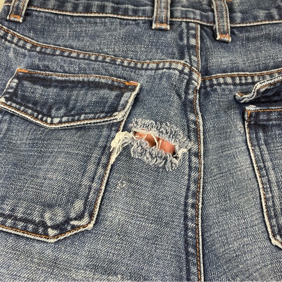 🔥Vtg EXPRESS Distressed Frayed Hem Jean Shorts High Waist Mid Wash Denim 3/4 - Picture 6 of 16